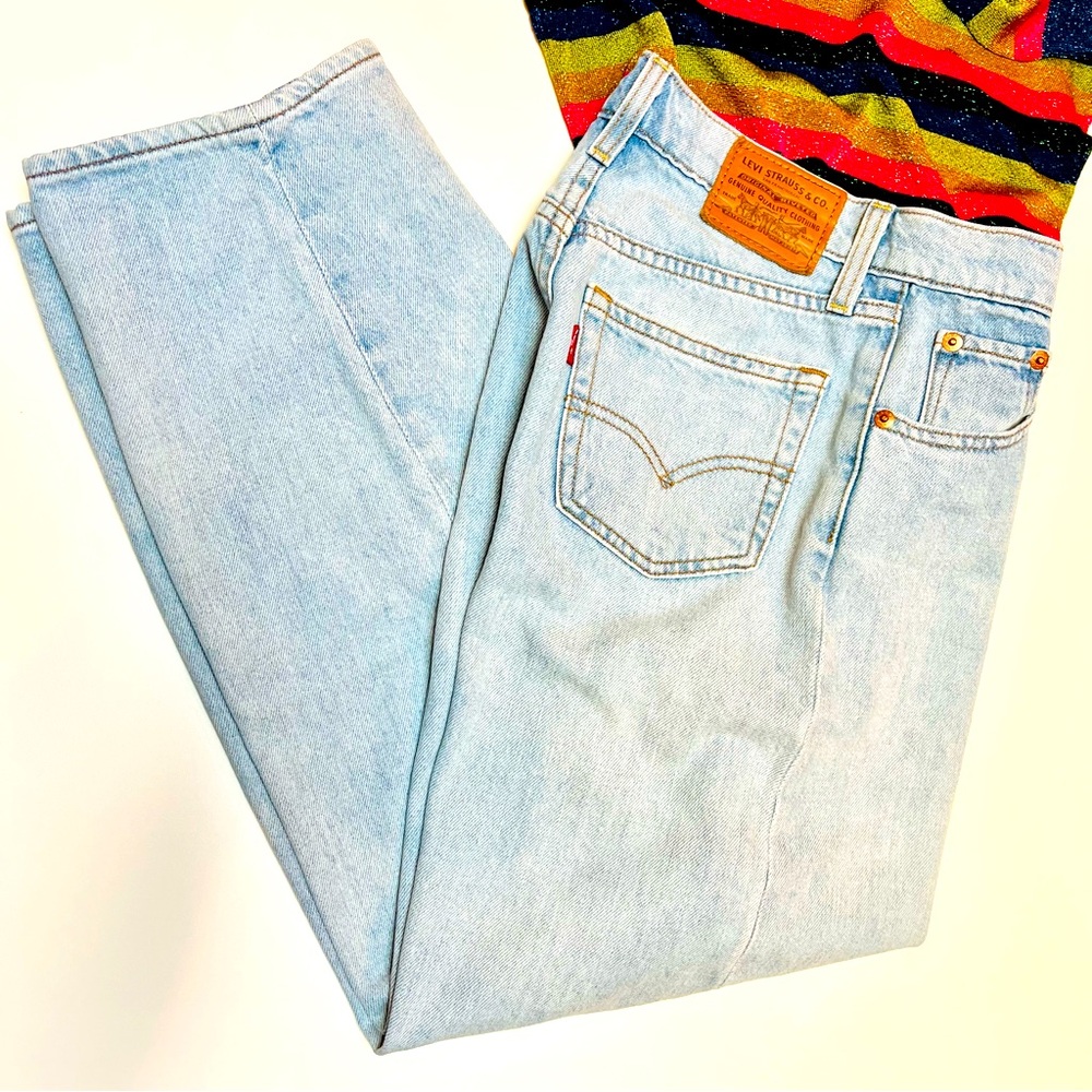 Levi’s balloon leg jeans in light wash, size 24. 💙